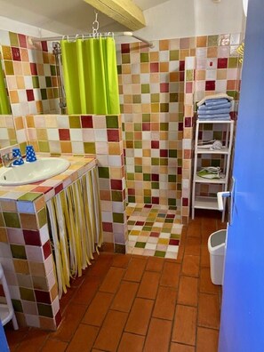 Douche, séchoir à cheveux, serviettes fournies, savon