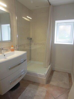 Hair dryer, towels - Cottage with private pool for holidays in charente 16000 (Bessac)