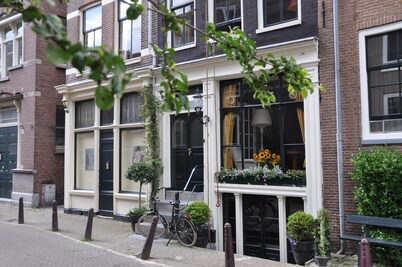 Picture perfect 1650 house overlooking Prinsengracht canal - luxury with charm
