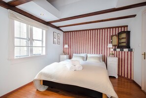 2 dormitorios, escritorio, tabla de planchar con plancha y cuna de viaje