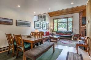 Smart TV, fireplace, DVD player, stereo - Woodlands #3: 2BR/Loft/2BA Sleeps 8  Beautiful Mountain Retreat, Winter & Summer (Mammoth Lakes)