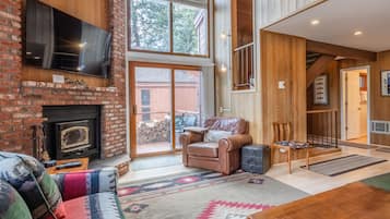 Smart TV, fireplace, DVD player, stereo
