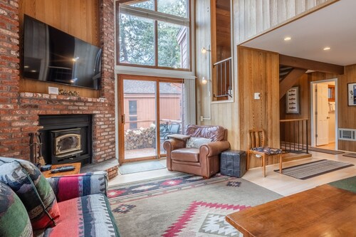 Woodlands: 2BR / Loft / 2BA Schlafmöglichkeiten für 8 Schöne Mountain Retreat, Winter & Sommer