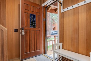 Interior - Woodlands #3: 2BR/Loft/2BA Sleeps 8  Beautiful Mountain Retreat, Winter & Summer (Mammoth Lakes)