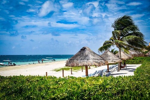 AQUA GUESTHOUSE 2~ A+ INTERNET ~ STEPS TO THE BEACH