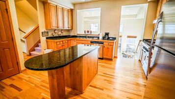 Frigorífic, microones, forn i placa de cuina