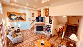 Televisor, llar de foc, reproductor de DVD i videoteca