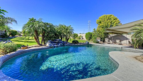 Fantastic 5 Bedroom home on Golf FREE heated Pool