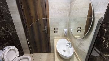 Quarto casal ou duplo | Banheiro | Chuveiro, produtos de toalete grátis, secador de cabelo