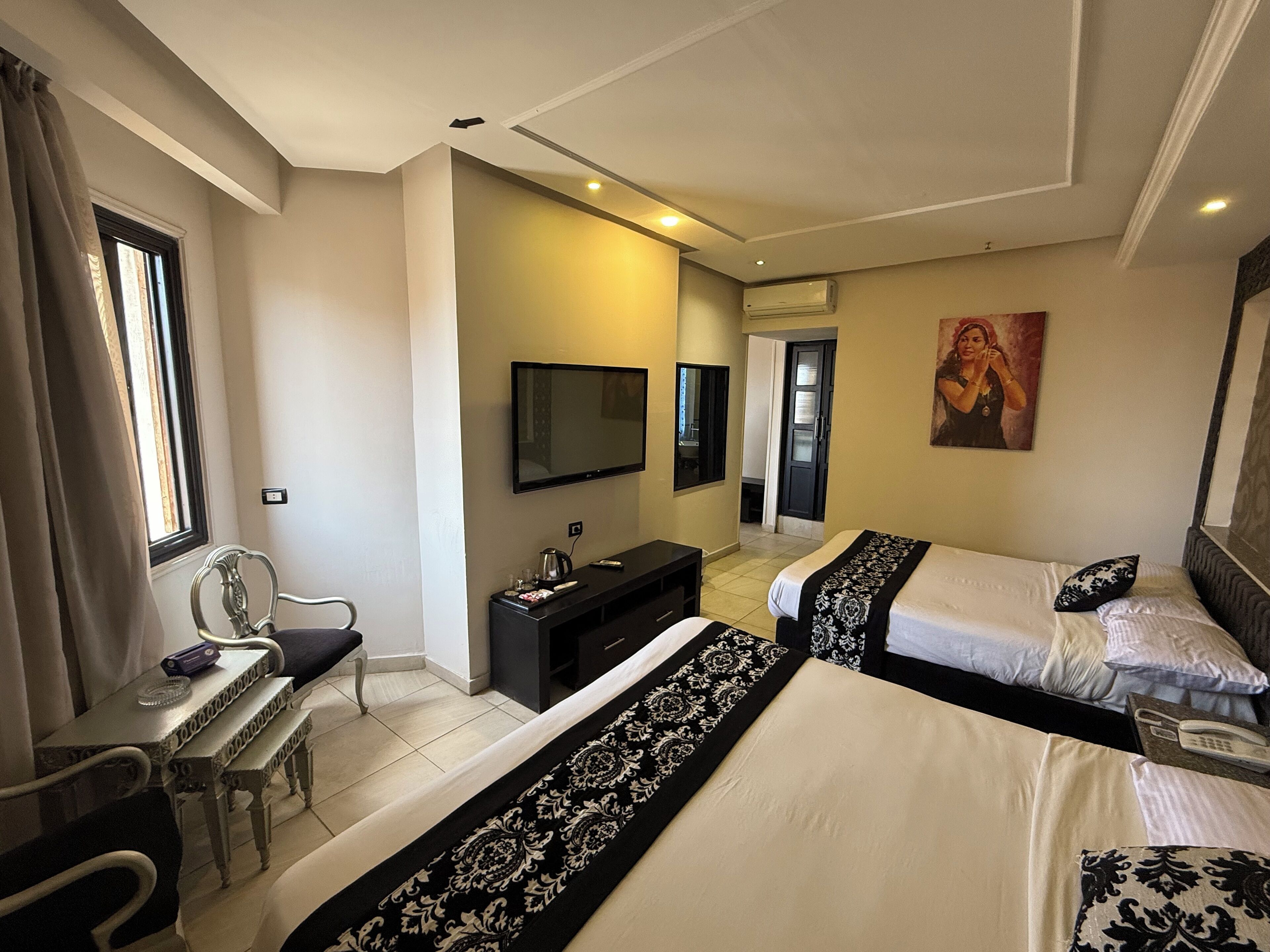 Blackout drapes, free WiFi, bed sheets