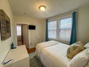 1 غرفة نوم ومكتب ومكواة/لوح كي وسرير سفر