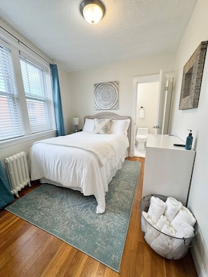 1 bedroom, desk, iron/ironing board, travel cot - ½ mile to Longwood Medical, Renovated, Pub Trans (Brookline)