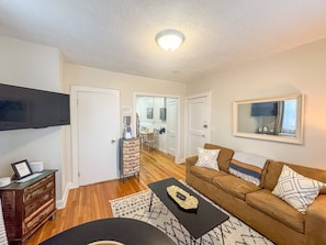 Smart TV, offices - ½ mile to Longwood Medical, Renovated, Pub Trans (Brookline)