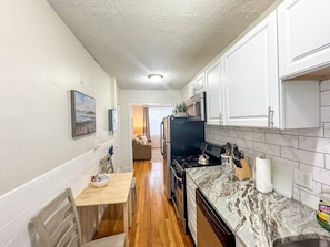 Fridge, microwave, oven, stovetop - ½ mile to Longwood Medical, Renovated, Pub Trans (Brookline)