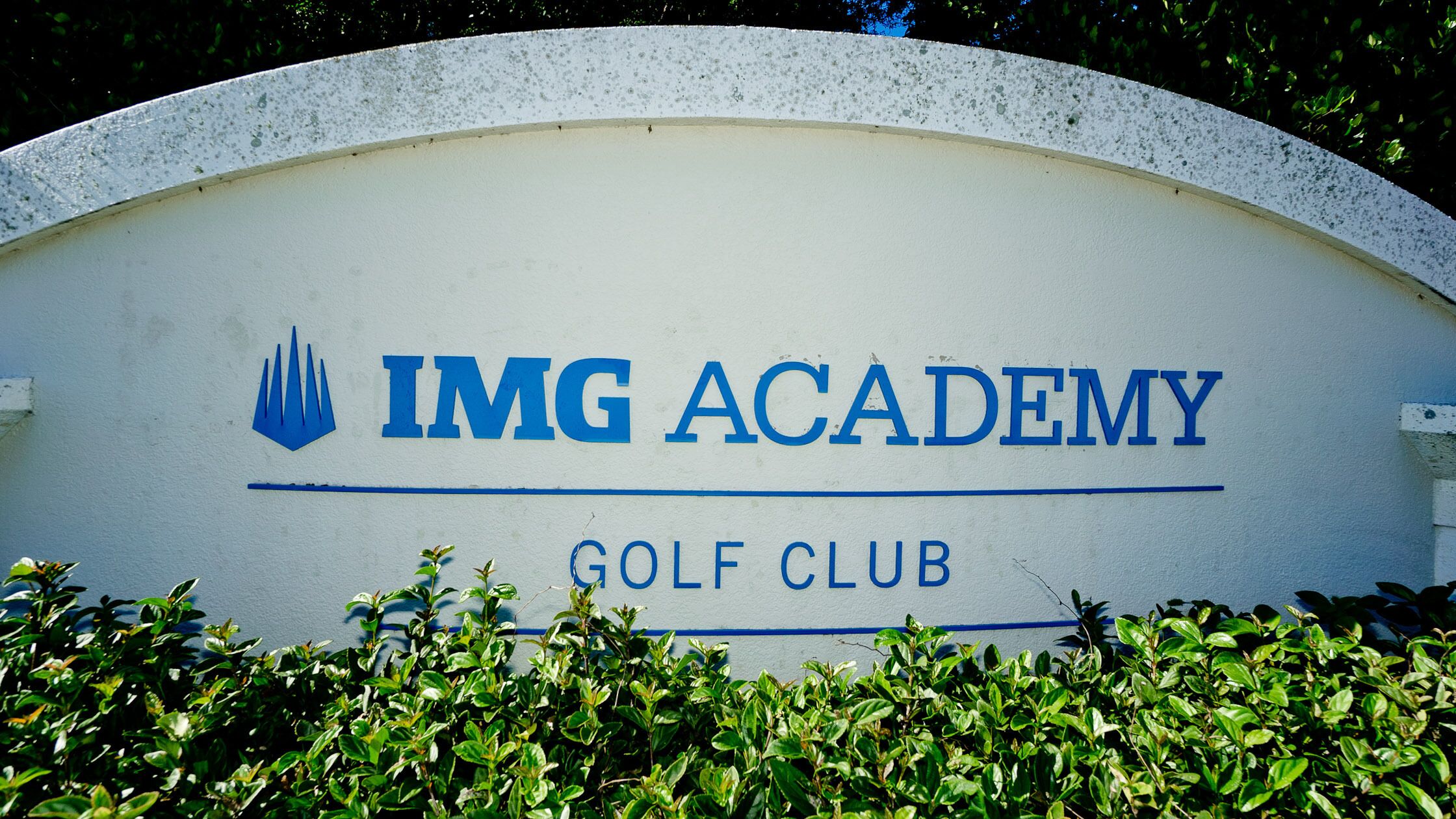 Señal para el IMG Academy Golf Club, con un logotipo y texto.