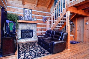 Ledtelevisie, een open haard, een dvd-speler en een filmbibliotheek