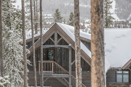 Exterior. Cozy ski-in/ski-out home w/fireplace & clawfoot tub - Little Plume Flat