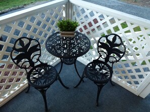 Outdoor dining - Private House in Woodinville with Hot Tub, close to Wineries! (Woodinville)