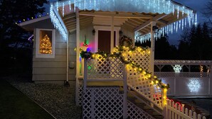 A house with a porch decorated with lights and a Christmas tree. - Private House in Woodinville with Hot Tub, close to Wineries! (Woodinville)