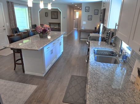 Fridge, microwave, oven, stovetop. Private House in Woodinville with Hot Tub, close to Wineries!