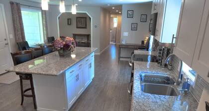 Private House in Woodinville with Hot Tub, close to Wineries!