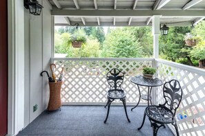 Outdoor dining - Private House in Woodinville with Hot Tub, close to Wineries! (Woodinville)