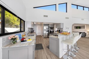 雪櫃、微波爐、焗爐、爐具