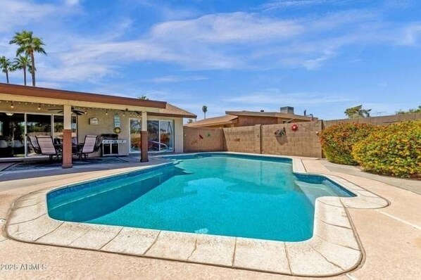 Indoor pool, outdoor pool - FANTASTIC VACATION RETREAT!! HUGE POOL! CENTRALLY LOCATED-TONS OF EVENTS! (Tempe)