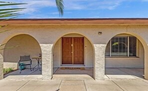 Exterior - FANTASTIC VACATION RETREAT!! HUGE POOL! CENTRALLY LOCATED-TONS OF EVENTS! (Tempe)