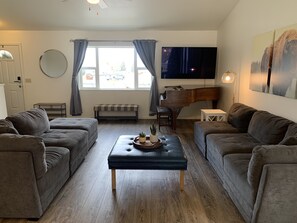 Smart TV, books, offices - Spacious 4 Bedroom, 3 Bath Home Only 1/2 Mile From Downtown - Cody, WY (Cody)