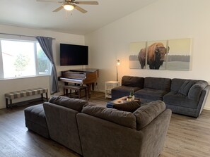 Smart-TV, bøker og kontorer