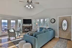 Smart TV, chimenea y estéreo 