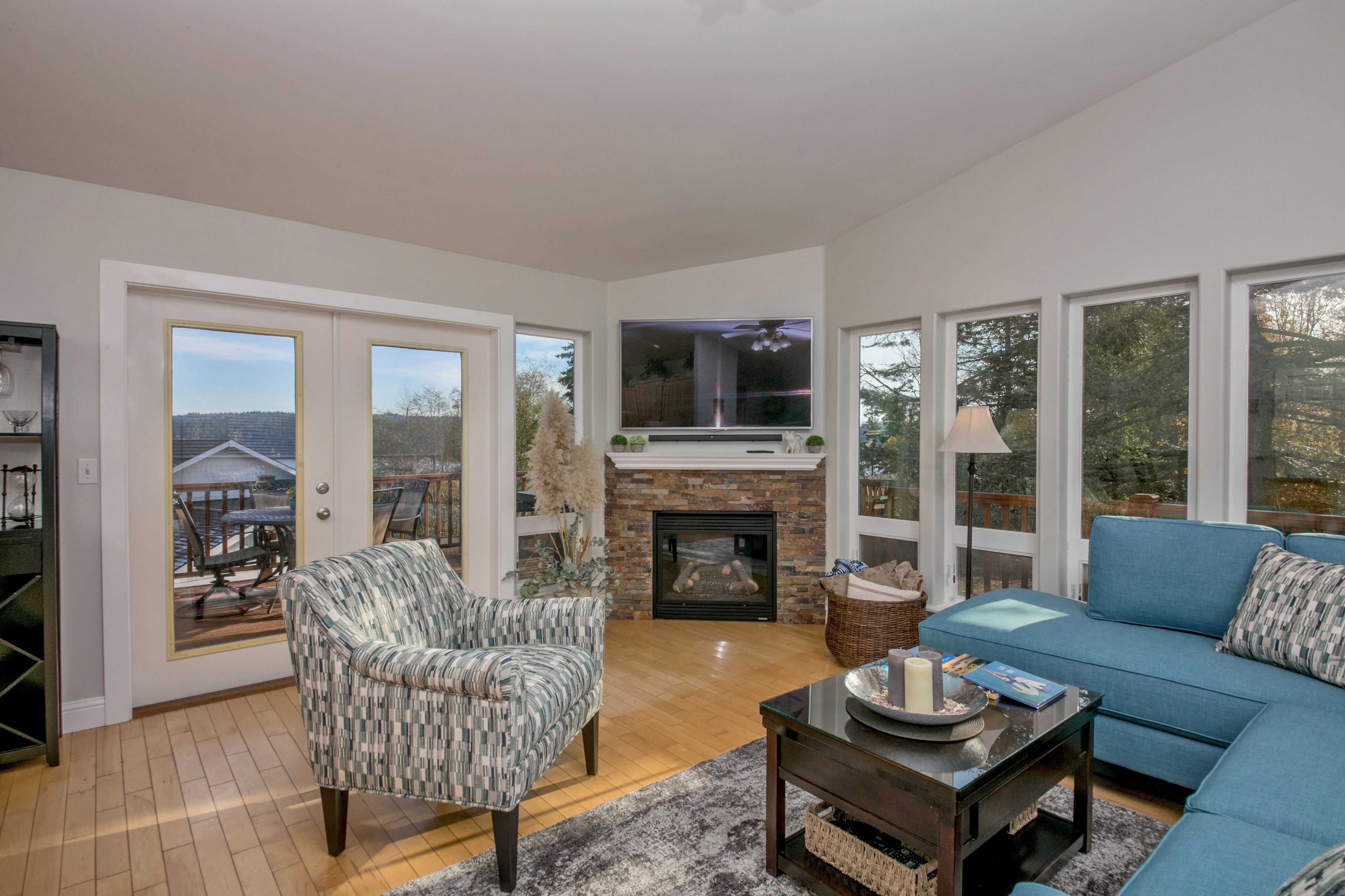 Una Smart TV, una chimenea, un reproductor estéreo