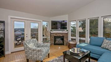 Una Smart TV, una chimenea, un reproductor estéreo