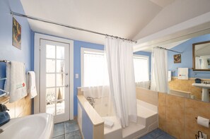 Baignoire, séchoir à cheveux, serviettes fournies