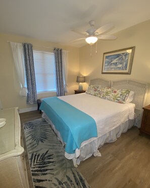 2 chambres, fer et planche à repasser, lit de bébé portatif