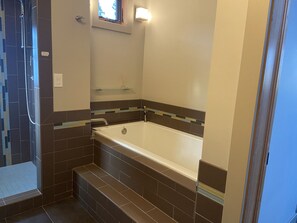 Combined shower/bathtub, jetted bath, hair dryer, towels