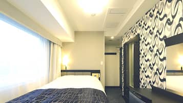 Escritorio, cortinas blackout y sistema de insonorización