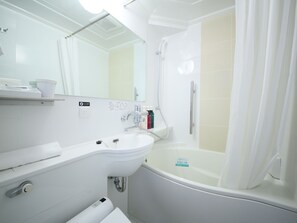 Kombination af bruser/badekar, dybe badekar, gratis toiletartikler