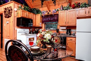 Fridge, microwave, oven, stovetop - July Sale, Open 7/3-6, 17-31 Knight of My Dreams, Secluded, Amazing View,1 level (Sevierville)