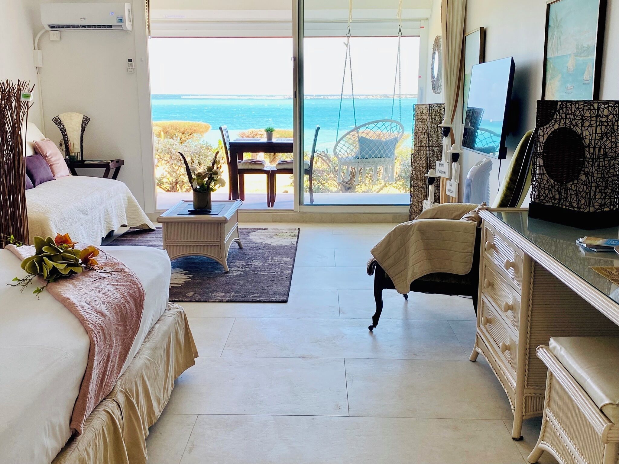 1 間睡房、房內夾萬、書桌、熨斗/熨衫板