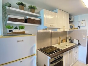 Kjøleskap, mikrobølgeovn, ovn og kokeplater