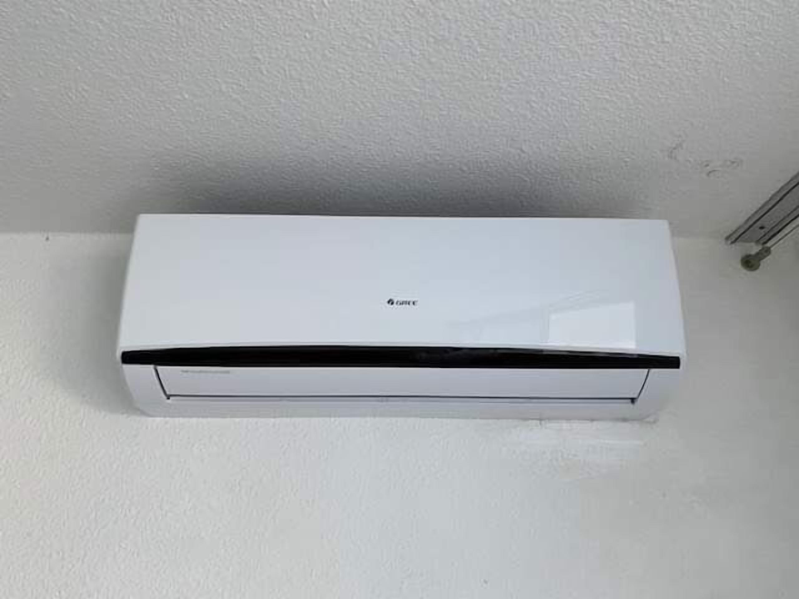 Un equipo de aire acondicionado blanco montado en una pared.