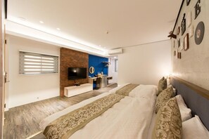 Kamar Quadruple | Kamar mandi | Shower, perlengkapan mandi gratis, pengering rambut, dan sandal