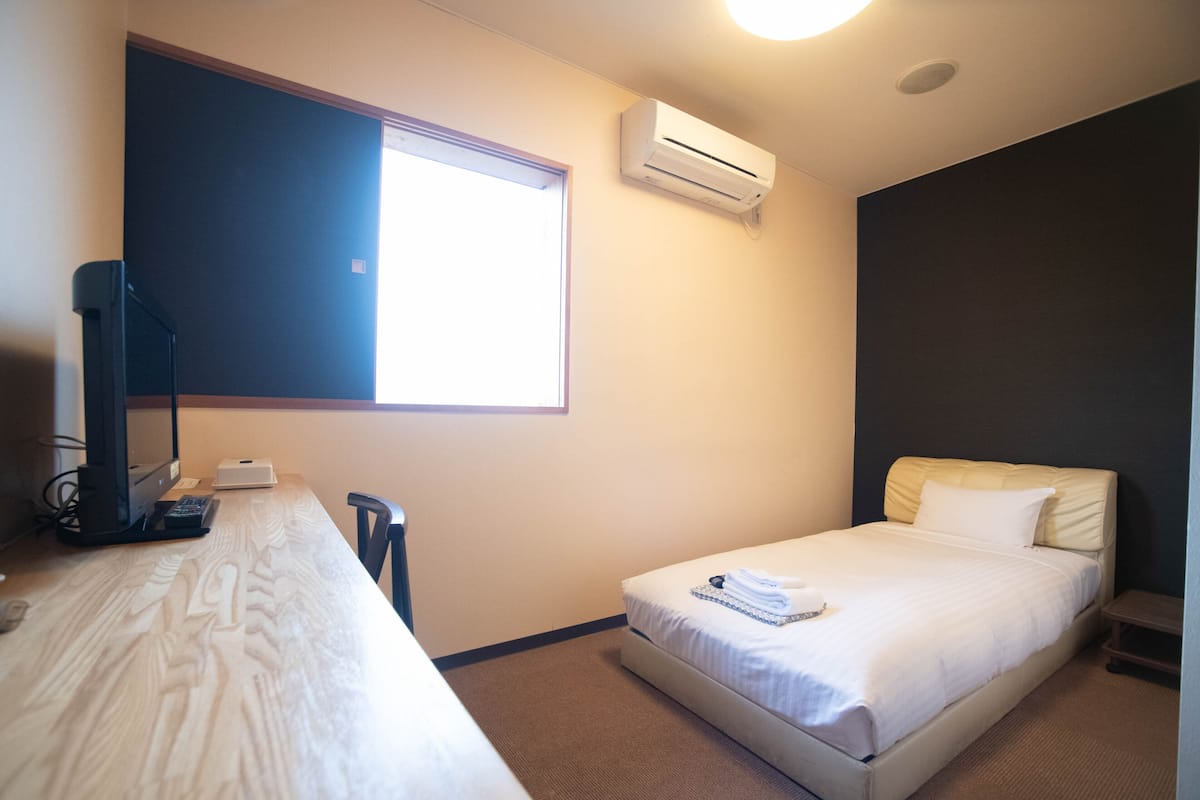 Single Room | Down comforters, desk, blackout drapes, bed sheets
