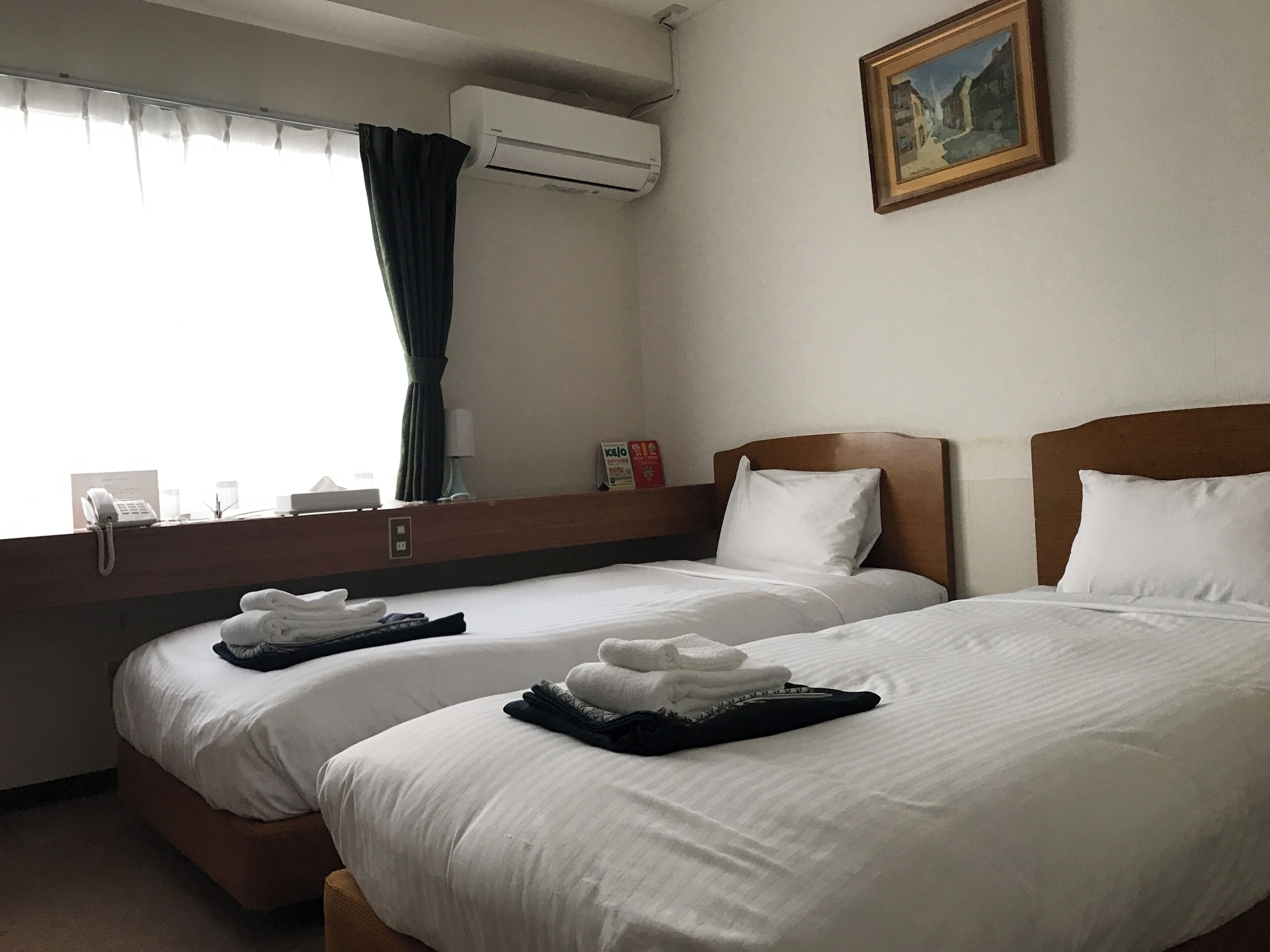 基本雙床房 | 羽絨被、書桌、遮光窗簾/窗簾、床單