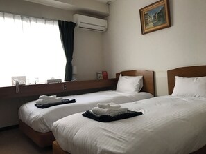 베이직 트윈룸 | 오리/거위털 이불, 책상, 암막 커튼, 침대 시트