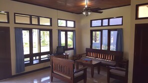 ห้องแฟมิลี่สวีท, 3 ห้องนอน, วิวชายหาด | ห้องนั่งเล่น | ทีวีจอแบน 32 นิ้ว พร้อมช่องดาวเทียม, ทีวี