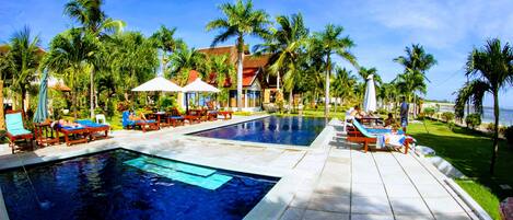 Ulkouima-allas, aurinkotuoleja