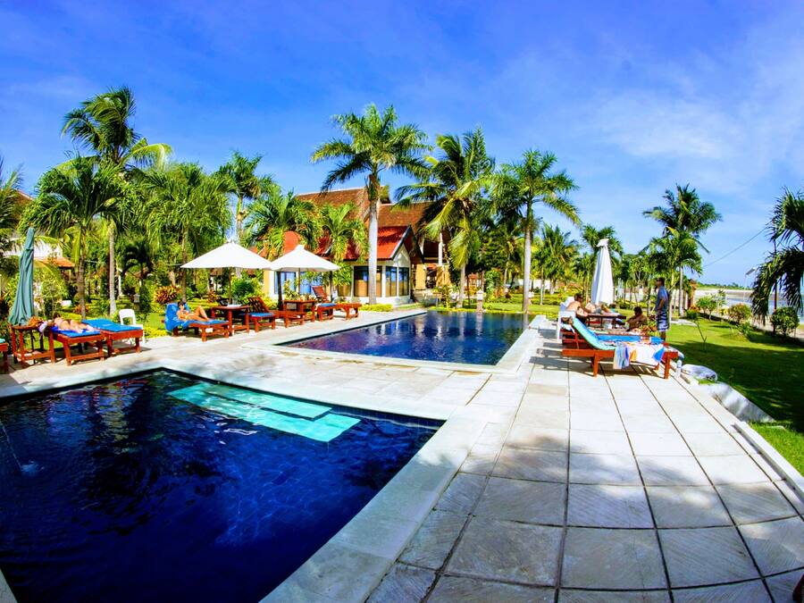 Outdoor pool, sun loungers